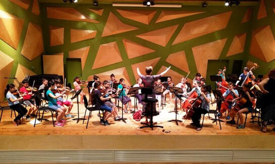 תזמורת כלי הקשת בקונצרט, על במת האודיטוריום