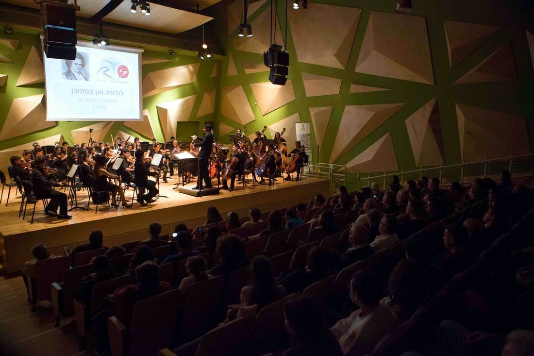 תמונה של התזמורת כולה והקהל באולם